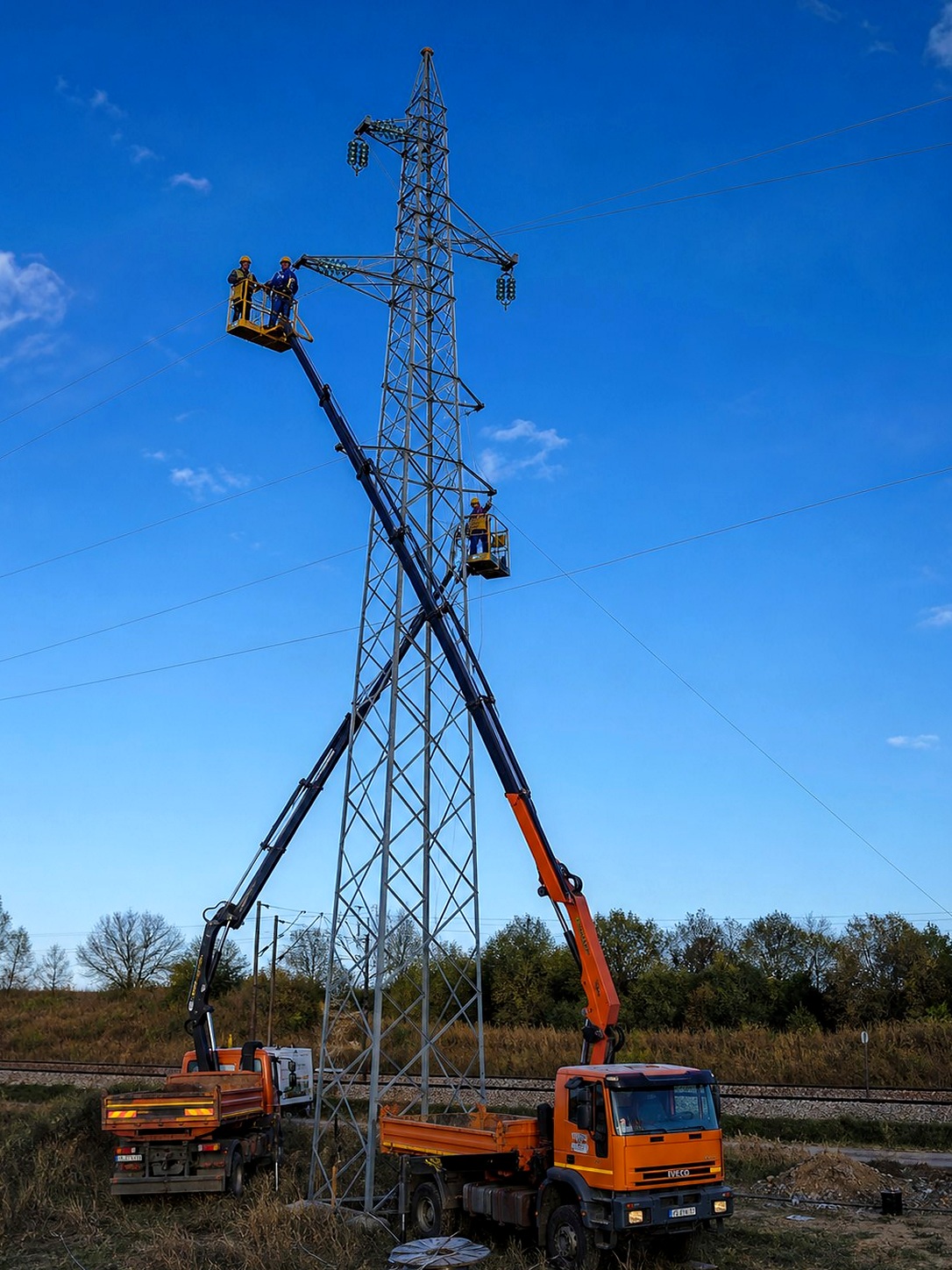 Radovi Tehnike Vršac na elektroenergetskom stubu uz kransku opremu